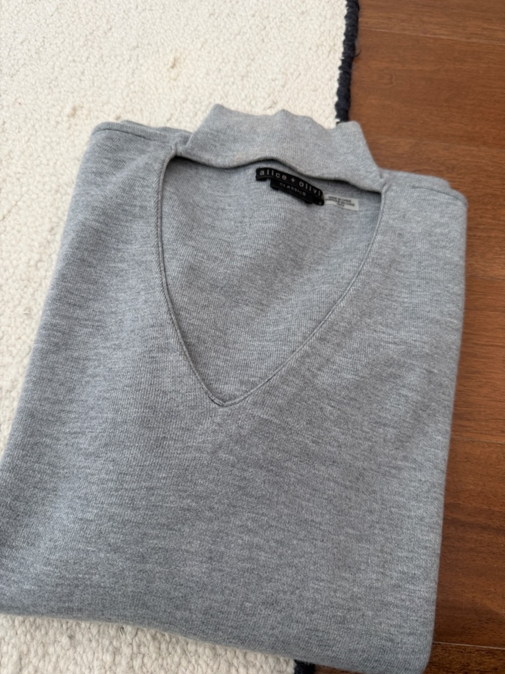 Alice + Olivia Light Gray V-Neck Knit Sweater